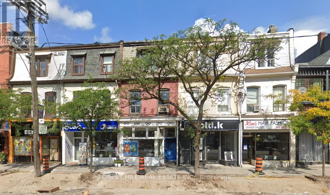 312 College St in Toronto, ON - Building Photo