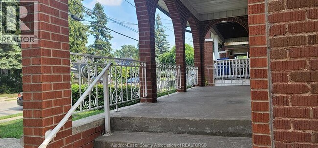 1035 Elm Ave in Windsor, ON - Building Photo - Building Photo