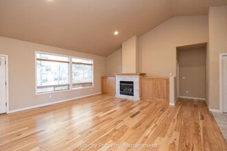 2963 NW Fairway Heights Dr in Bend, OR - Building Photo - Building Photo