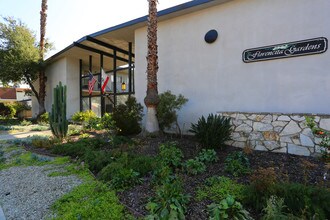 2372 Florencita Ave in Montrose, CA - Foto de edificio - Building Photo