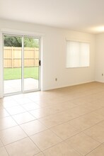 411 Banana in South Daytona, FL - Foto de edificio - Building Photo