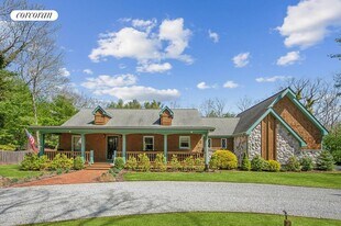 2 Spread Oak Ln in East Hampton, NY - Building Photo
