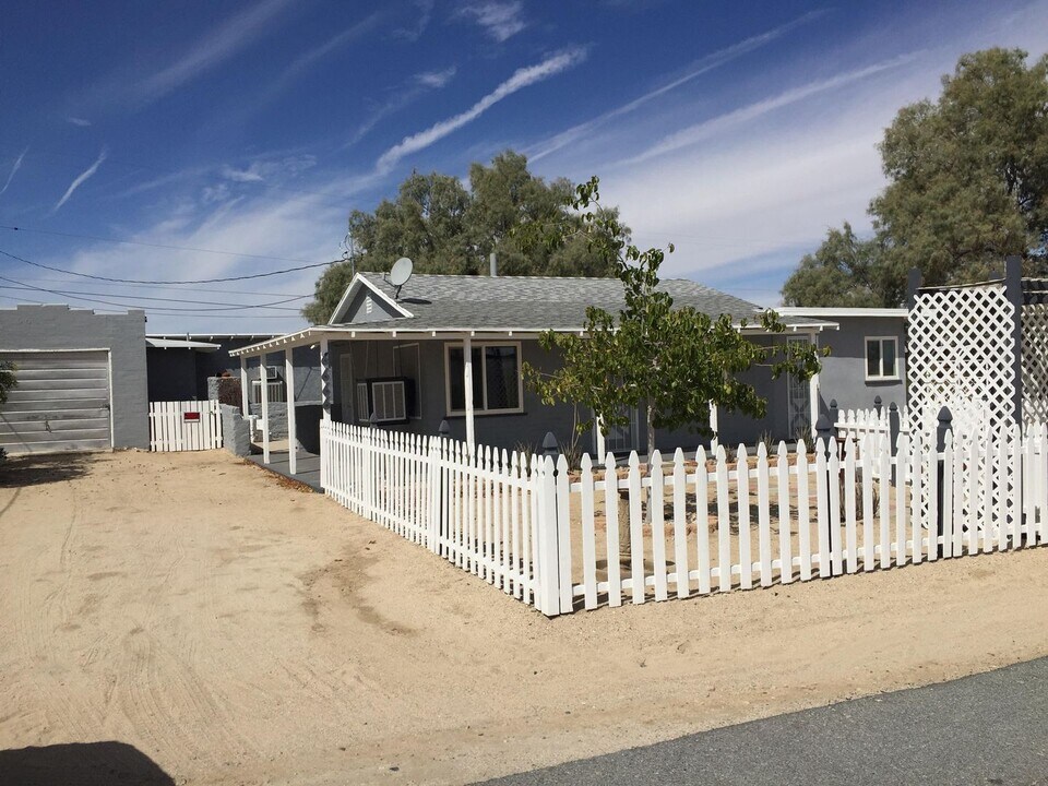6666 1/2 Mariposa Ave in Twentynine Palms, CA - Building Photo