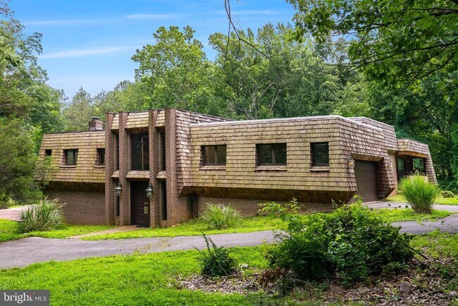 8823 Brook Rd in McLean, VA - Building Photo - Building Photo