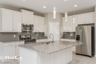 7512 Lantern Park Ave in Apollo Beach, FL - Foto de edificio - Building Photo