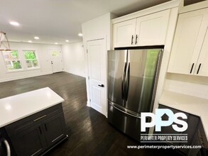 1064 Westmoor Dr NW in Atlanta, GA - Building Photo - Building Photo