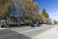 Balboa Village Apartments in Northridge, CA - Foto de edificio - Building Photo