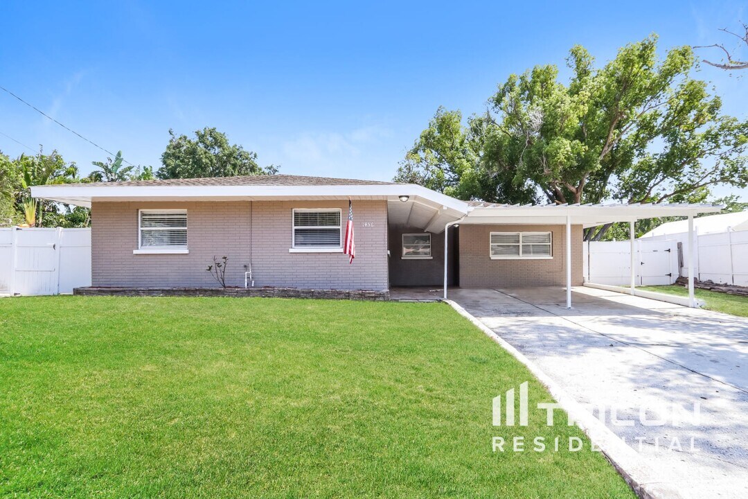1456 Lakeview Dr in Tarpon Springs, FL - Building Photo
