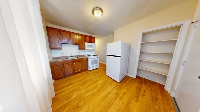 7040 Monticello St, Unit 2 in Pittsburgh, PA - Foto de edificio - Building Photo