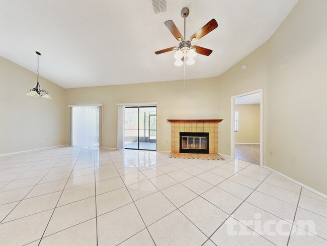 8111 Hathaway Dr in New Port Richey, FL - Foto de edificio - Building Photo