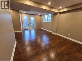 696 Penny Ln in Burlington, ON - Building Photo