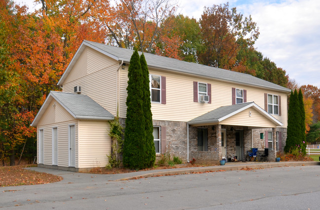 Forest Lane Apartments in Clifton Park, NY - Foto de edificio - Building Photo