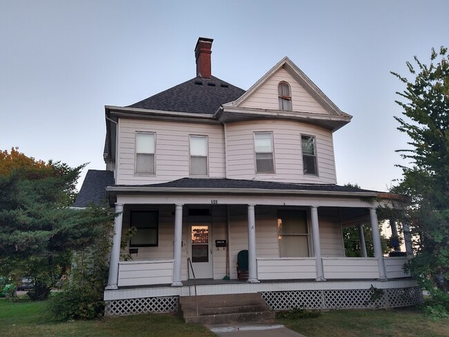 443 Walnut St, Unit #4 in Chillicothe, MO - Building Photo - Building Photo