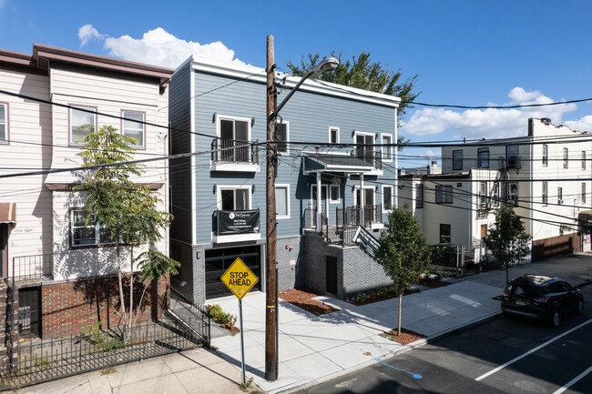 66 Poplar St in Jersey City, NJ - Foto de edificio - Building Photo