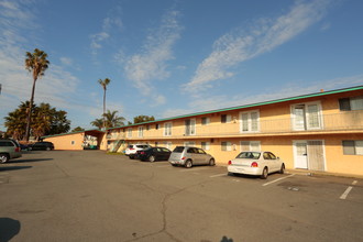 Las Palmas Apartments in Chula Vista, CA - Building Photo - Building Photo