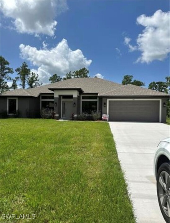 197 Greenbriar Blvd in Lehigh Acres, FL - Foto de edificio