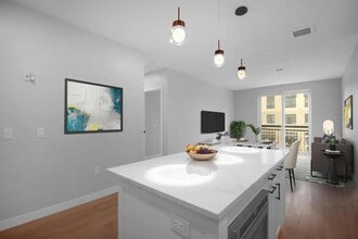 18 Artisan Dr in Salem, NH - Foto de edificio - Building Photo