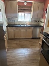 1960 Country Club Dr in Grosse Pointe Woods, MI - Building Photo - Building Photo
