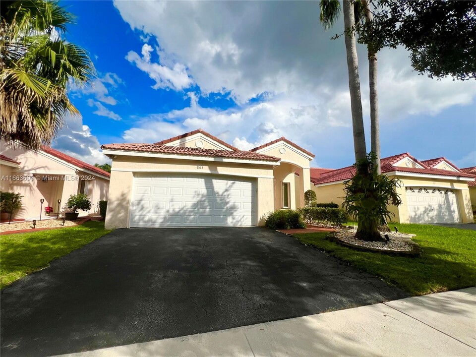 863 San Remo Dr in Weston, FL - Building Photo