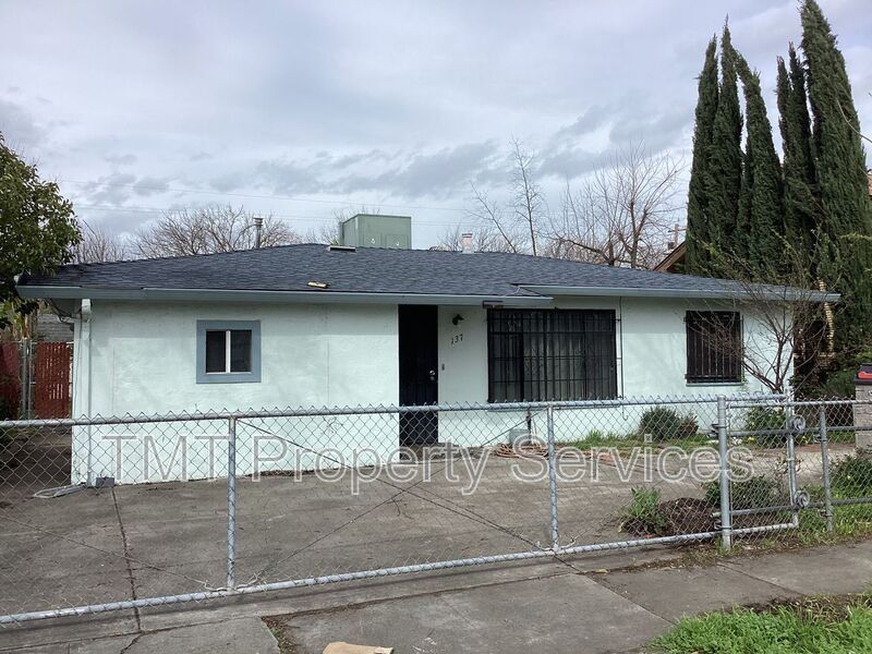 137 W 3rd St in Stockton, CA - Building Photo