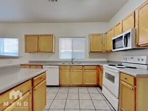 11827 W Roanoke Ave in Avondale, AZ - Foto de edificio - Building Photo