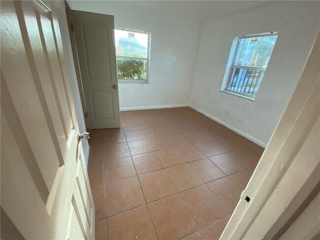2247 Simms St in Hollywood, FL - Building Photo - Building Photo