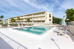 2565 S Ocean Blvd in Palm Beach, FL - Building Photo