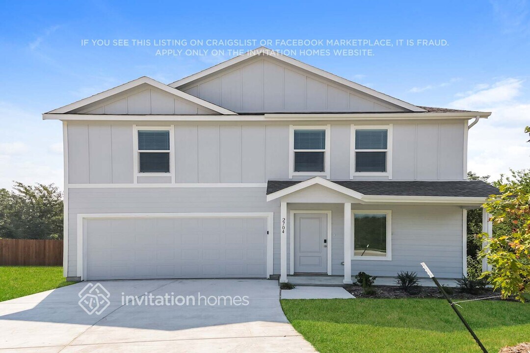 2704 Bronte Blvd in Crandall, TX - Building Photo
