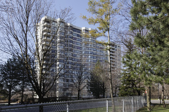 1121 Steeles Ave W in Toronto, ON - Building Photo - Building Photo