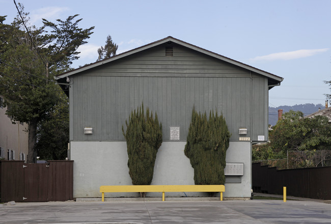 3302 Brookdale Ave in Oakland, CA - Foto de edificio - Building Photo