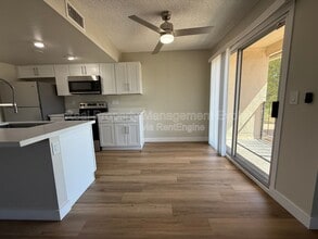 3801 E Greenway Rd in Phoenix, AZ - Building Photo - Building Photo