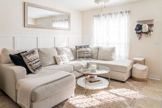 3312 W Wyoming Cir in Tampa, FL - Foto de edificio - Building Photo