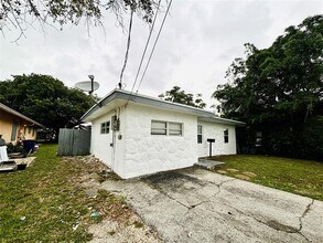 1025 NW 8th St in Hallandale Beach, FL - Building Photo - Building Photo