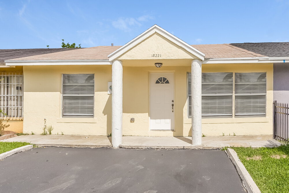 18221 NW 40th Ct in Miami Gardens, FL - Building Photo