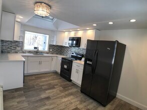 10 Brookmoor Rd in West Hartford, CT - Building Photo - Building Photo