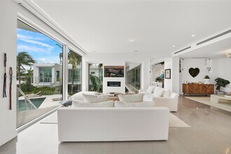 1490 NE 101st St in Miami Shores, FL - Foto de edificio - Building Photo
