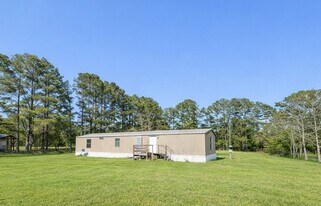 5094 Red Barn Rd in Milton, FL - Building Photo
