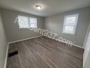 439 W Funderburg Rd in Fairborn, OH - Building Photo - Building Photo