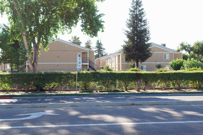 Villa Martinez Apartments in Fresno, CA - Foto de edificio - Building Photo