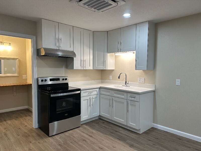 135 W Monroe St in Kountze, TX - Building Photo