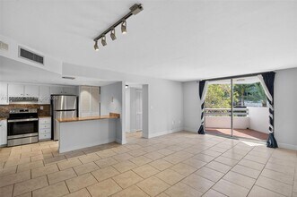 555 NE 30th St in Miami, FL - Building Photo - Building Photo