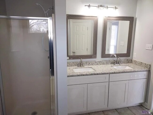 39021 Prairie S Dr in Gonzales, LA - Foto de edificio - Building Photo