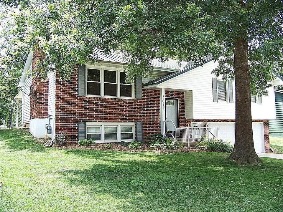304 Lawson Dr in Warrensburg, MO - Building Photo