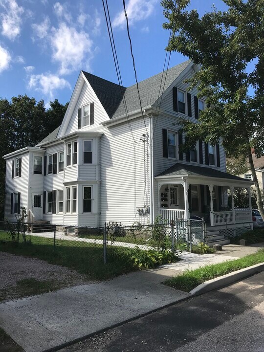8 Lincoln Ave in Stonington, CT - Building Photo