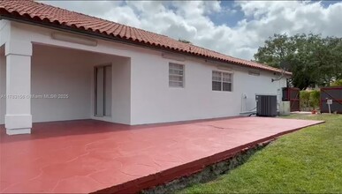 19851 NW 82nd Ct in Hialeah, FL - Building Photo - Building Photo