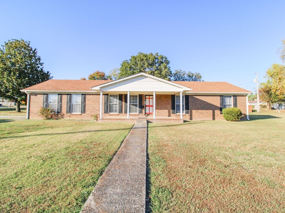 114 Barbara St in Athens, AL - Building Photo