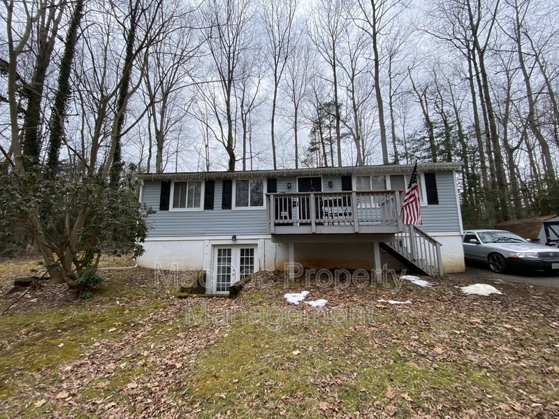 803 Laverne Dr in Ruther Glen, VA - Foto de edificio