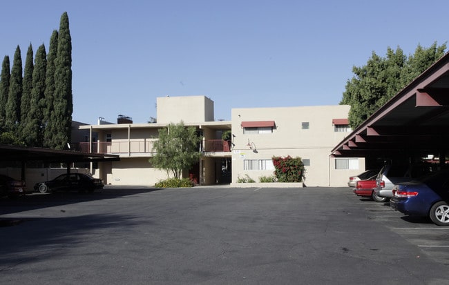 511 E Washington Ave in Santa Ana, CA - Foto de edificio - Building Photo