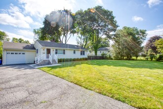 16 Lloyd Rd in Norwalk, CT - Building Photo - Building Photo