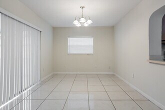 106 Paseo Ct in Royal Palm Beach, FL - Building Photo - Building Photo